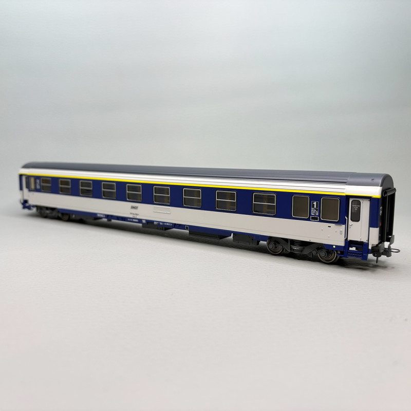 Voiture Corail VU couchettes A9c9x sortie usine, REE JM-030