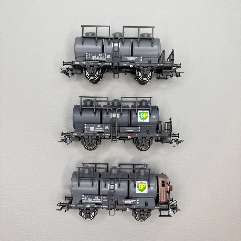 Coffret de 3 wagons-citernes à 3 cuves, "Benzin- und Petroleumgesellschaft Hamburg", DB, Ep. III - MARKLIN 46491 - HO 1/87