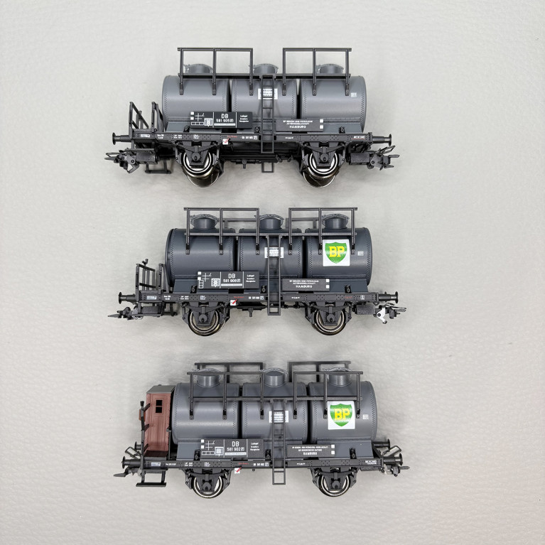 Coffret de 3 wagons-citernes à 3 cuves, "Benzin- und Petroleumgesellschaft Hamburg", DB, Ep. III - MARKLIN 46491 - HO 1/87