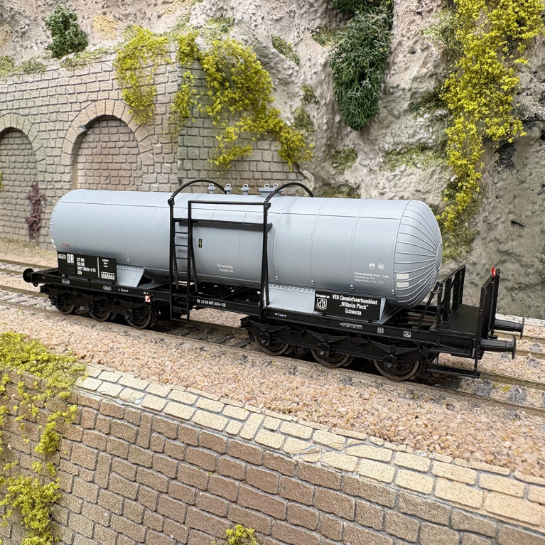 Wagon citerne 6 essieux ZZh, «VEB Chemiefaserkombinat Wilhelm Pieck», N°27 50 087 3014-3 [P], DR, Ep. IV, BRAWA 58223, HO 1/87