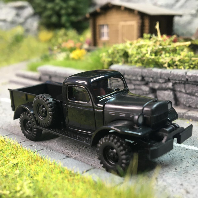 Dodge power wagon, noir, 1945 - BUSCH 44038 - HO 1/87