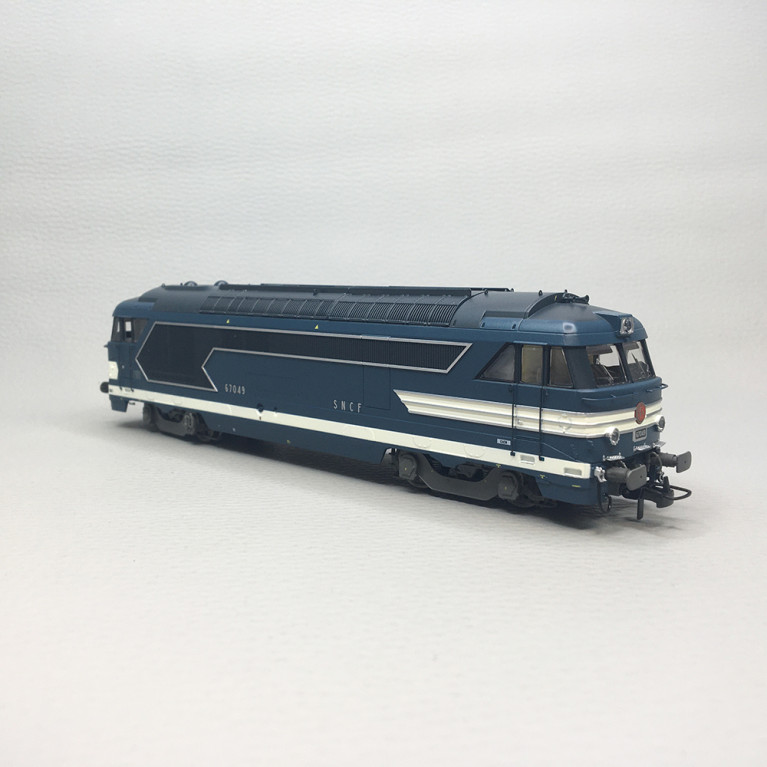 Locomotive diesel BB 67049, livrée bleue, Origine, Caen, SNCF, Ep. III, REE MB-244, HO 1/87