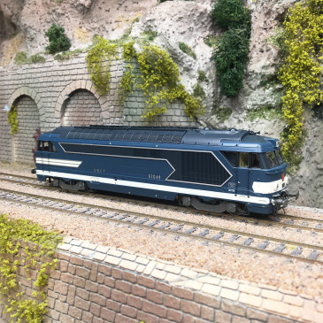 Locomotive diesel BB 67049, livrée bleue, Origine, Caen, SNCF, Ep. III, REE MB-244 S, HO 1/87 - DCC SON