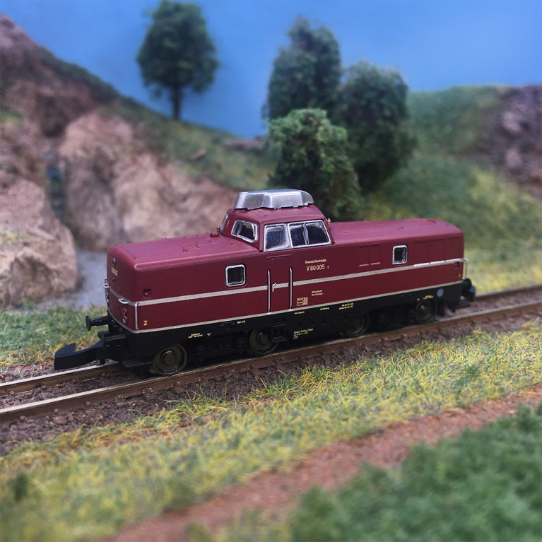 Locomotive diesel-hydraulique V 80, rouge, DB, Ep. III, MÄRKLIN 88802, Z 1/220