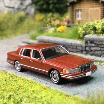 Lincoln town car, rouge métallisé, 1991 - PCX 870909 - HO 1/87