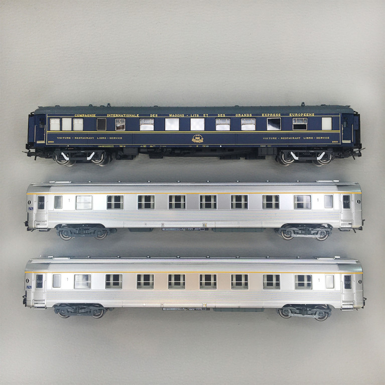 Coffret de 3 voitures "Sud Express", voiture-restaurant CIWL, 2 DEV Inox courtes, N°1/2, SNCF, Ep. III-IV, JOUEF HJ4213, HO 1/87