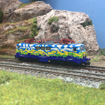 Locomotive électrique série 111, N°111 074, 1, "Hilde", livrée Touristik, DB AG, Ep. VI, MINITRIX 16727, N 1/160 - DCC SON