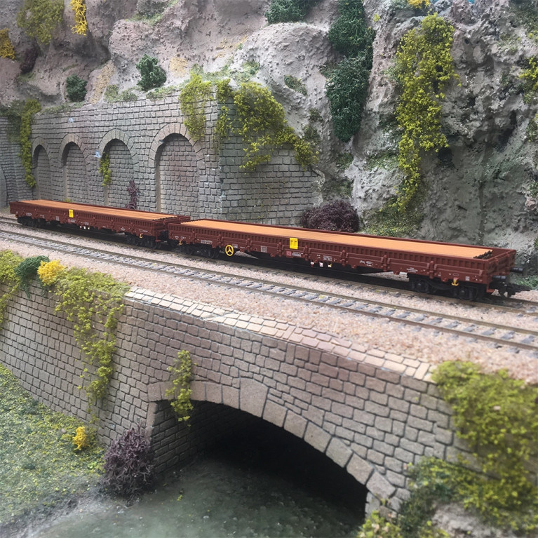 Coffret de 2 wagons plats Res-x, chargés de rails, DB AG, Ep. VI, TRIX 24431, HO 1/87