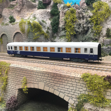 Voiture de cantonnement, type DEV AO, bleue et blanche, SNCF, Ep. IV-V, JOUEF HJ4216, HO 1/87