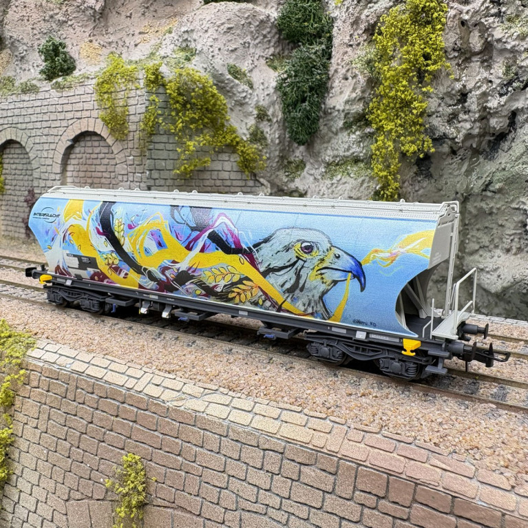 Wagon-trémie céréales, parois arrondies, "Interfracht", graffiti oiseaux, Ep. VI, RIVAROSSI HR6691, HO 1/87