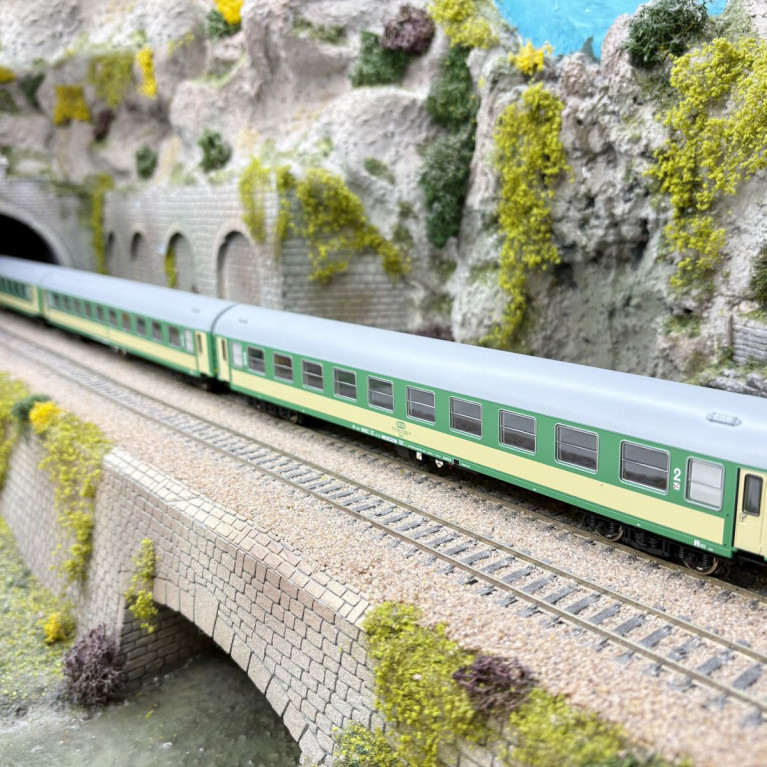 Coffret 3 voitures voyageurs Y/B 70 type Bdnu “Telimena”, PKP, Ep. V, ROCO 6200229, HO 1/87
