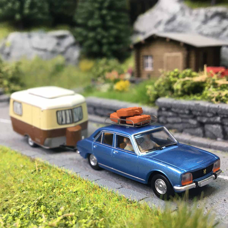 Peugeot 504, bleu métallisé, avec caravane Eriba, galerie de toit, 2 valises, 2 figurines - SAI 1829 - HO 1/87