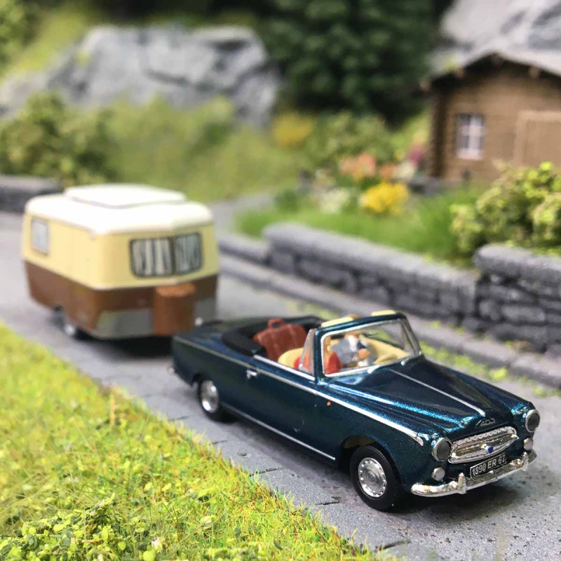Peugeot 403, cabriolet, vert métallisé, avec caravane Eriba, 2 figurines - SAI 2539.1 - HO 1/87