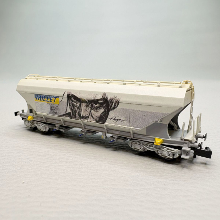 Wagon-trémie céréalier à 4 essieux avec parois lisses “MILLET”, avec graffitis, F-MISA, Ep. V, ARNOLD HN6734, N 1/160