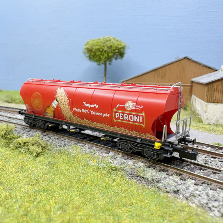 Wagon-trémie céréalier à 4 essieux avec parois bombées “Peroni”, rouge, FS, Ep. VI, ARNOLD HN6735, N 1/160