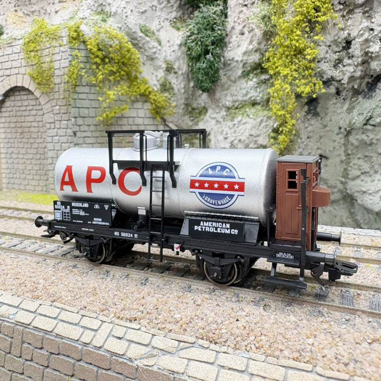 Wagon-citerne à 2 essieux APC, cuve rivetée, plate-forme de serre-frein avec guérite, NS, Ep. II, MARKLIN 46485, HO 1/87