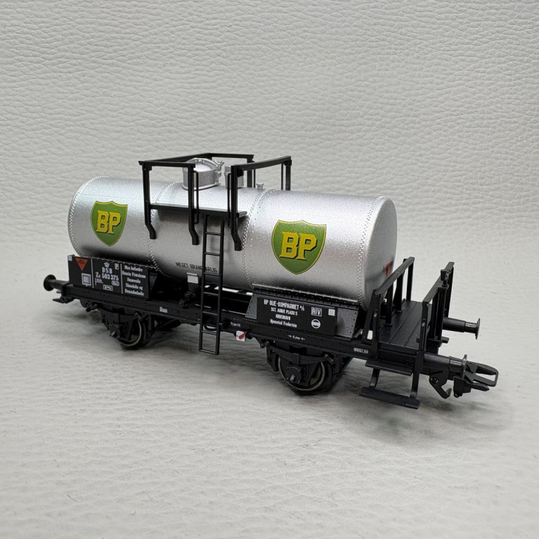 Wagon-citerne à 2 essieux BP Denmark, cuve rivetée, plate-forme de serre-frein, DSB, Ep. III, MARKLIN 46486, HO 1/87