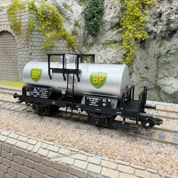 Wagon-citerne à 2 essieux BP Denmark, cuve rivetée, plate-forme de serre-frein, DSB, Ep. III, MARKLIN 46486, HO 1/87