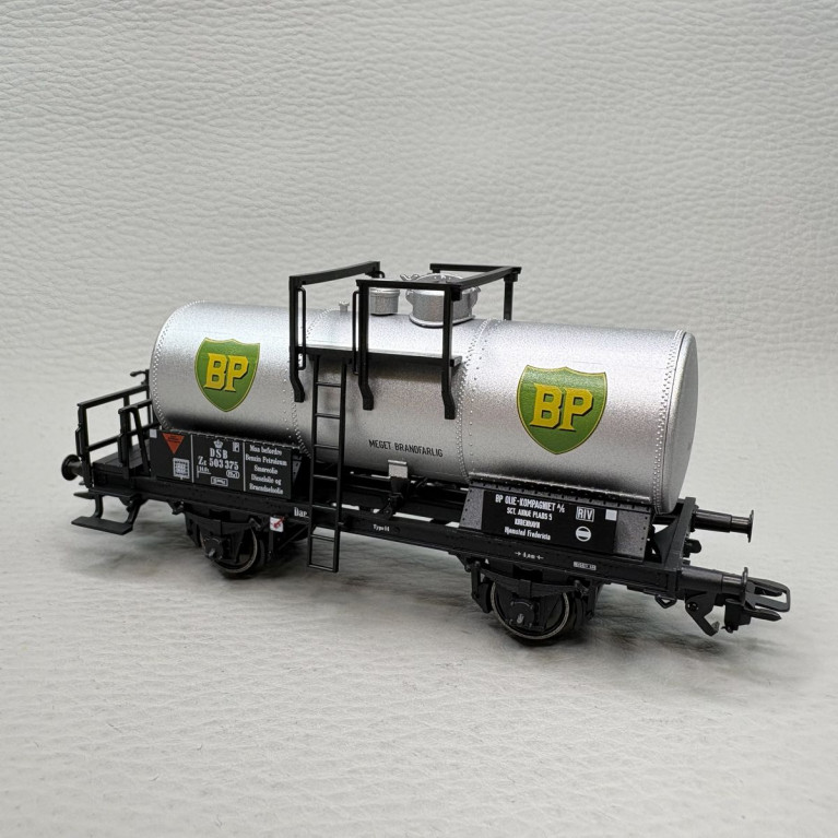 Wagon-citerne à 2 essieux BP Denmark, cuve rivetée, plate-forme de serre-frein, DSB, Ep. III, MARKLIN 46486, HO 1/87