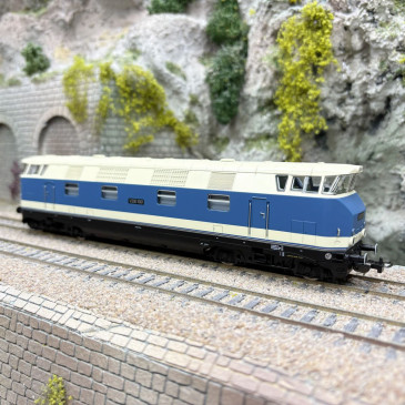 Locomotive diesel V 200 1001, “Messe Leipzig”, DR, Ep. III, PIKO 52584, HO 1/87