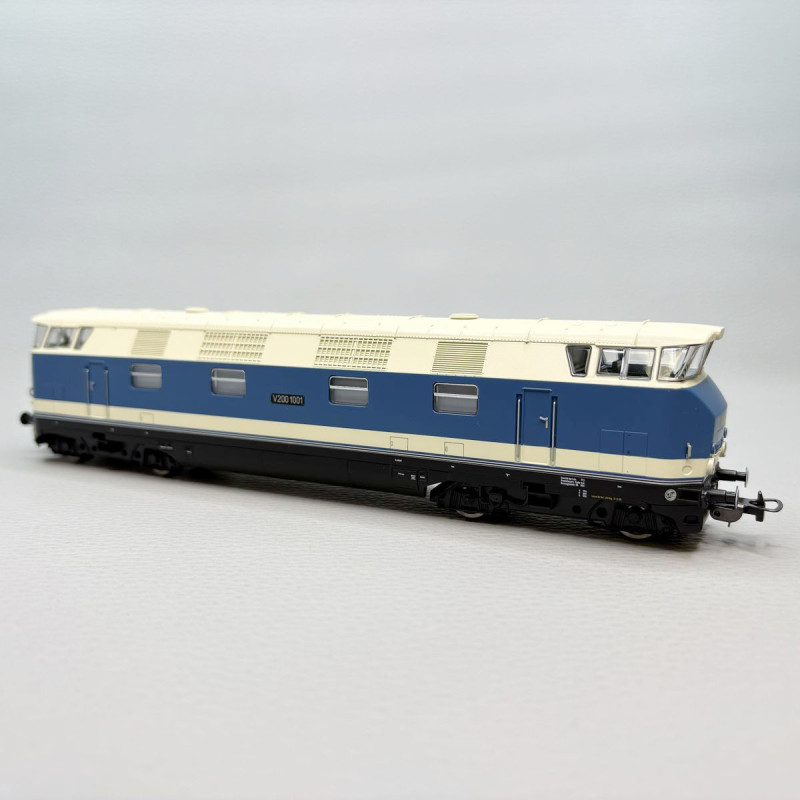 Locomotive diesel V 200 1001, “Messe Leipzig”, DR, Ep. III, PIKO 52584, HO 1/87