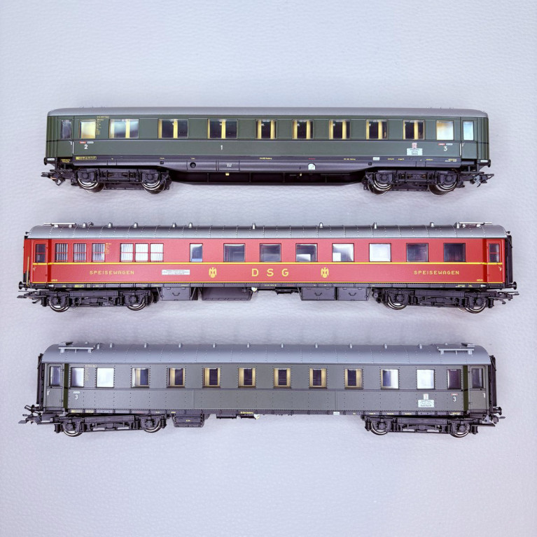 Coffret de 3 voitures train express D 74 n°2, DB et DSG, Ep. III, MÄRKLIN 42533