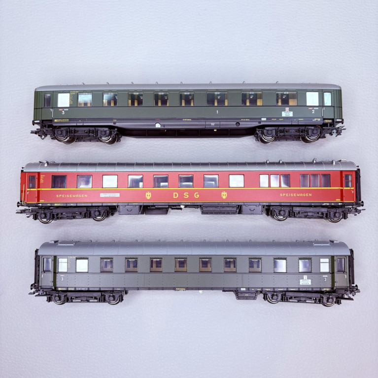 Coffret de 3 voitures train express D 74 n°2, DB et DSG, Ep. III, MÄRKLIN 42533