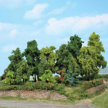 Forêt de 18 arbres divers de 1 à 11 cm environ- Toutes échelles-HEKI 1996