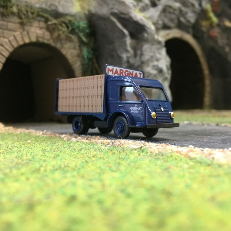 Camion Renault 2.5t Vins Margnat-HO 1/87-SAI RETRO 87 3579