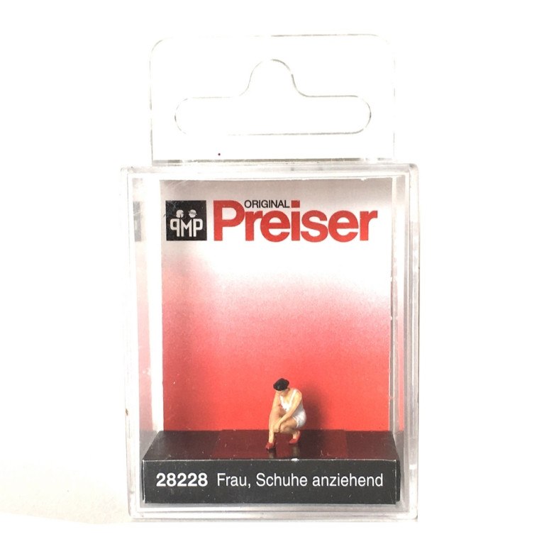 Femme remettant sa chaussure-HO 1/87-PREISER 28228