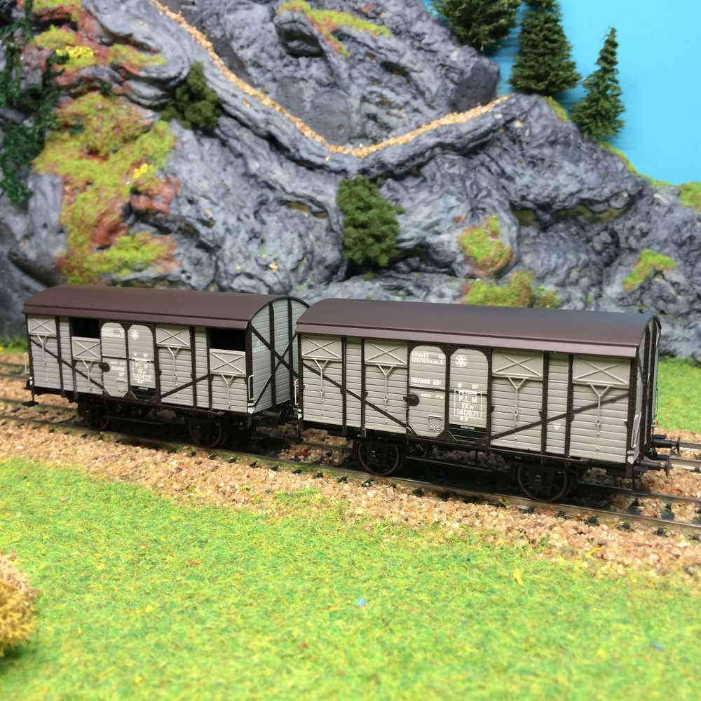 2 wagons couverts planche Ree Modèles - PLM ep II - HO 1/87 2 wagons couverts planche Ree Modèles - PLM ep II - HO 1/87